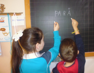 Ruxandra e Francesco scrivono "pera" in lingua moldava