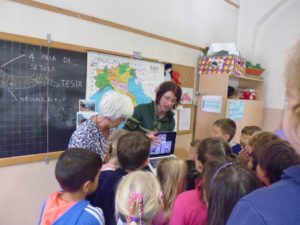 I bambini guardano le foto degli stambecchi 2