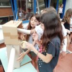 Bambini al lavoro per la costruzione dei robot