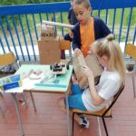 Bambini al lavoro per la costruzione dei robot