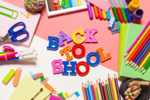 Scritta Back to school con matite, forbici e materiale scolastico