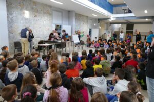 bambini nell'atrio della scuola