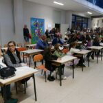 Atrio della scuola con i banchi