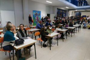 Atrio della scuola con i banchi