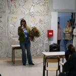 La dirigente scolastica con un mazzo di fiori