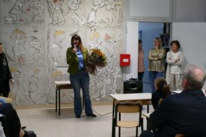 La dirigente scolastica con un mazzo di fiori