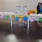 Tavoli pronti per il rinfresco con i palloncini con il numero 50