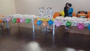 Tavoli pronti per il rinfresco con i palloncini con il numero 50