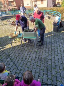 Persone che prendono le castagne per la cottura