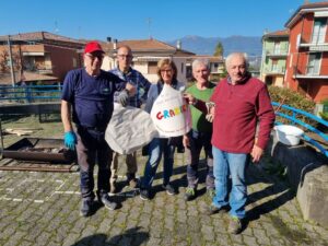 cinque persone che mostrano un cartello con la scritta Grazie