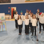 Gruppo di bambini in piedi