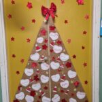 Porta con albero di natale decorato con cuori bianchi