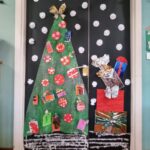 porta con decorazione albero e doni