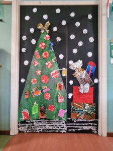 porta con decorazione albero e doni