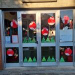 porta d'entrata con alberi di natale e palle decorate