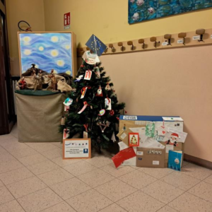 Alberi di natale e doni nell'atrio della scuola