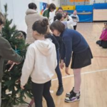 due bambini decorano l'albero