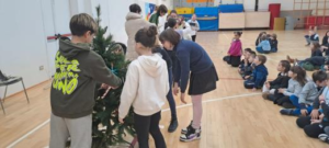 due bambini decorano l'albero