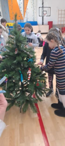 due bambini decorano l'albero