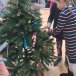 due bambini decorano l'albero