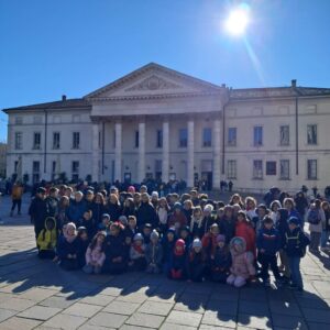 Gruppo di bambini davanti alla costruzione del teatro