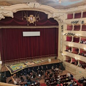 Il palco con il sipario chiuso